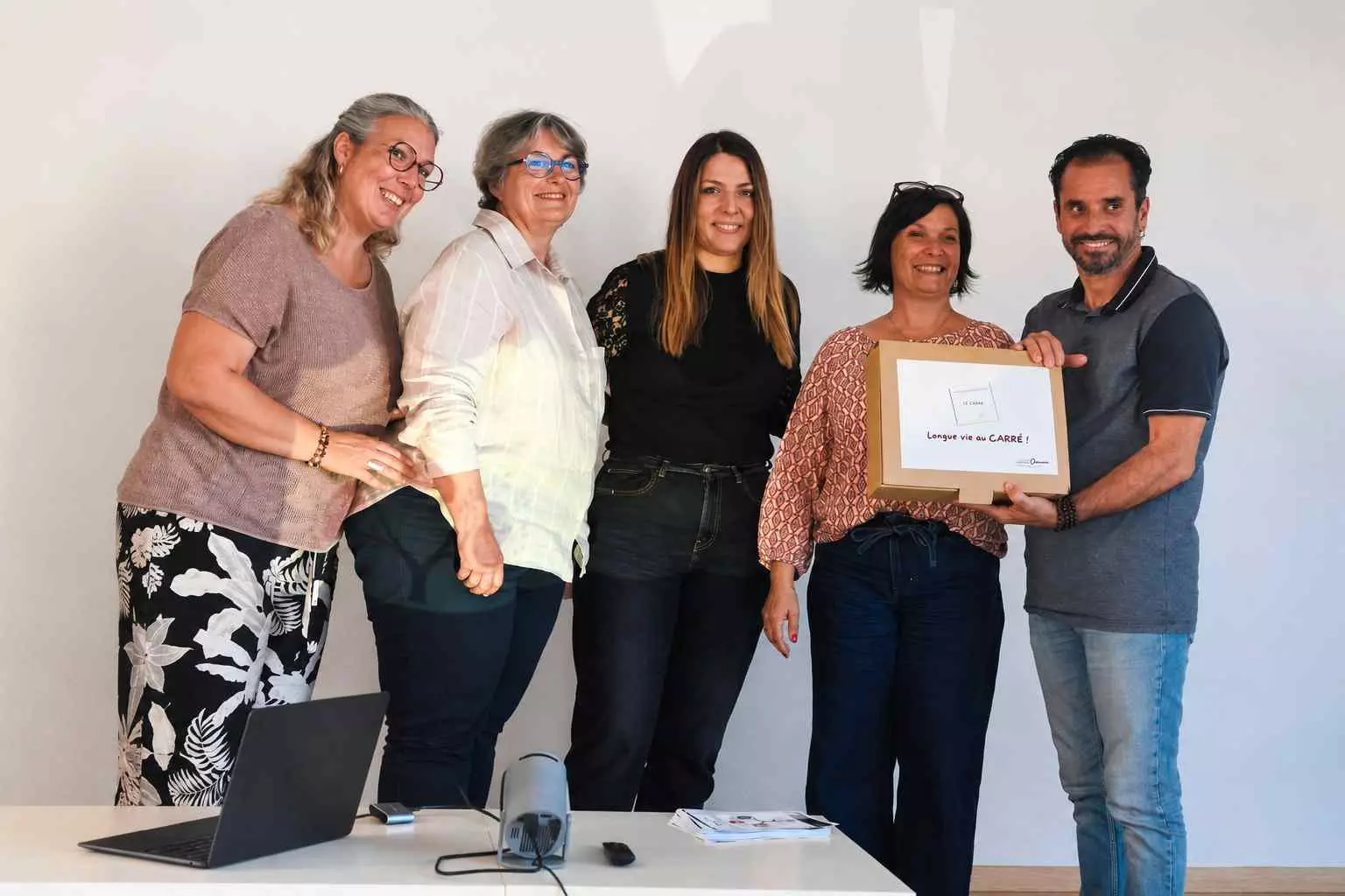 Johanna de L’Accent Catalan remet un cadeau à l’équipe du Carré pour célébrer le lancement du projet à Toulouges