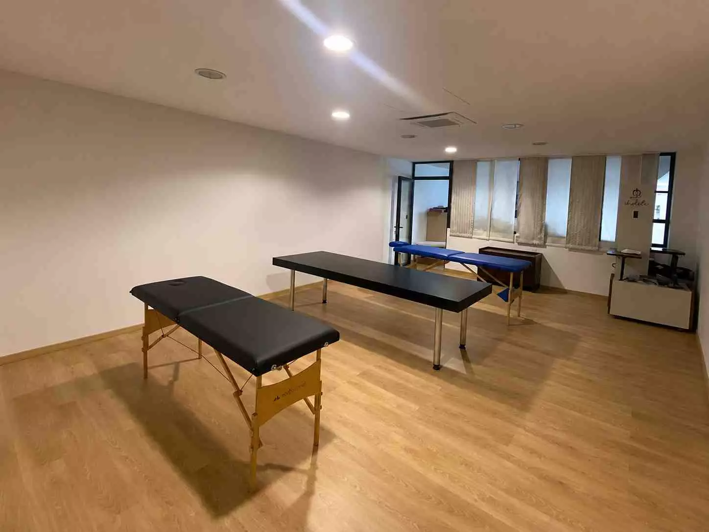 Salle de pratique et de formation équipée de tables de massage au Carré à Toulouges