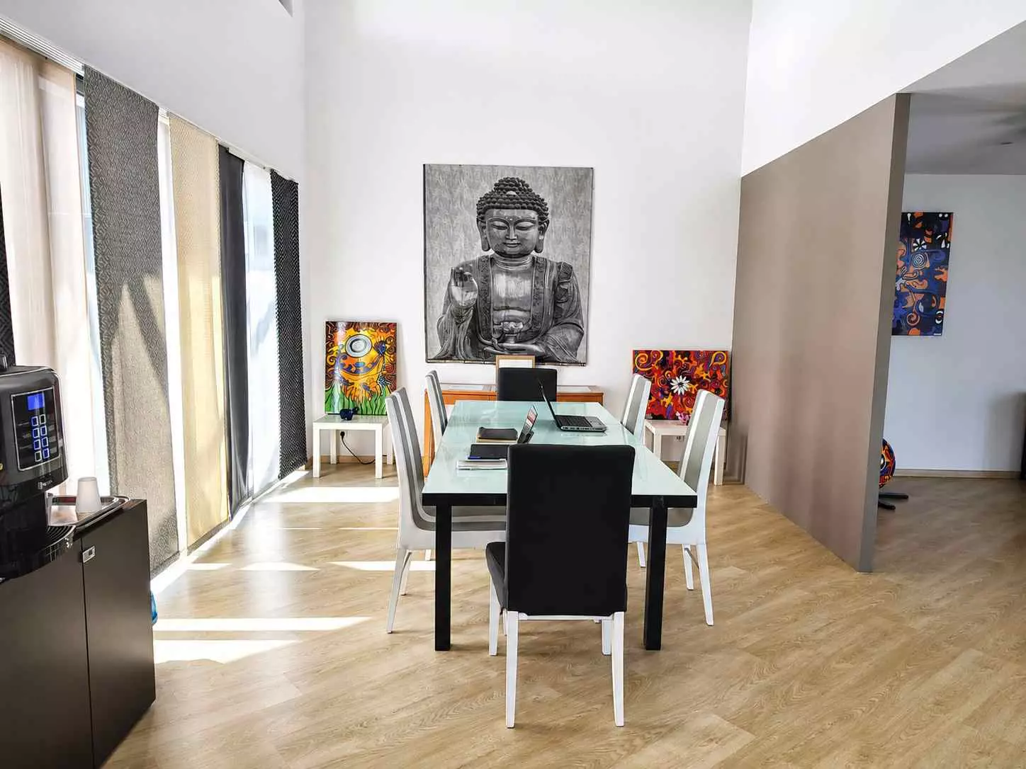 Espace de coworking lumineux du Carré à Toulouges avec grande table de travail partagée.